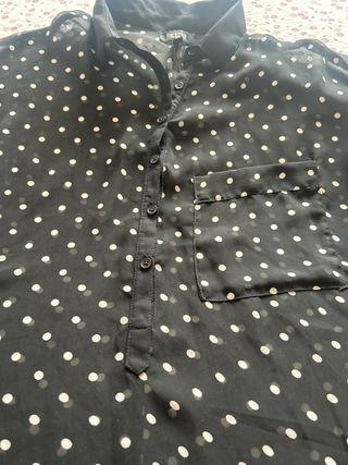 Camisa fina negra lunares blancos