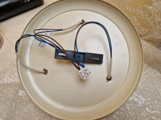 Lámpara de techo beige y dorada