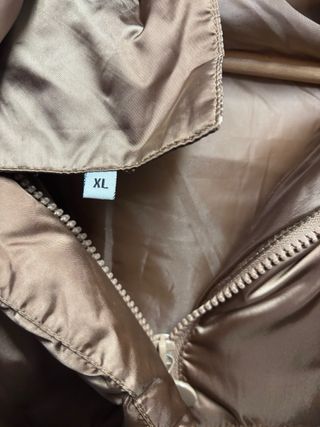 Plumífero con capucha marrón dorado