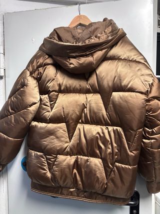 Plumífero con capucha marrón dorado