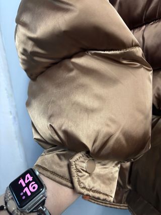 Plumífero con capucha marrón dorado