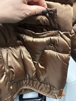 Plumífero con capucha marrón dorado