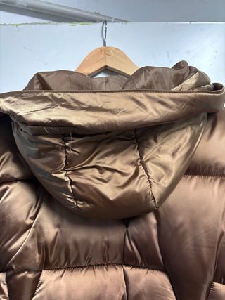 Plumífero con capucha marrón dorado