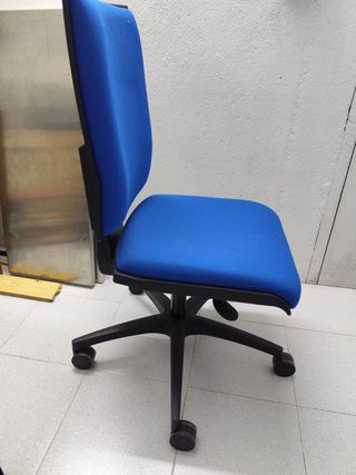 Silla de oficina azul y negra