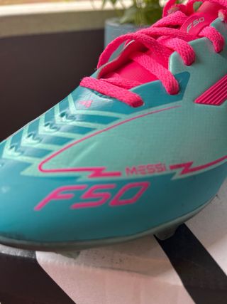 Botas Fútbol Messi F50 Niño Azul/Rosa 33