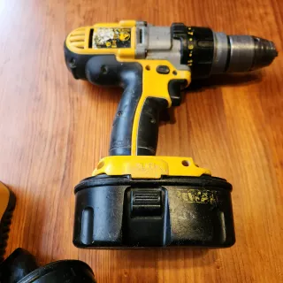 Taladro Dewalt 18V cargador baterías y escobillas.