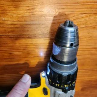 Taladro Dewalt 18V cargador baterías y escobillas.