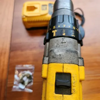 Taladro Dewalt 18V cargador baterías y escobillas.