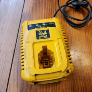 Taladro Dewalt 18V cargador baterías y escobillas.