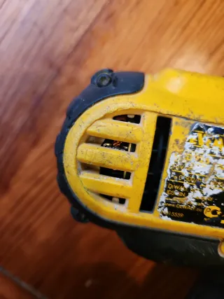 Taladro Dewalt 18V cargador baterías y escobillas.