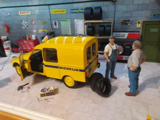 Maqueta Citroën 2CV Asistencia Michelin 1:18