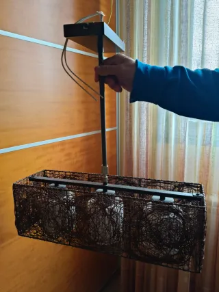 Lámpara de techo salón metal y mimbre