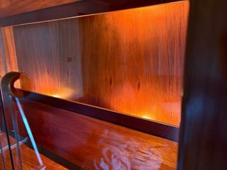 Vitrina de madera con iluminación