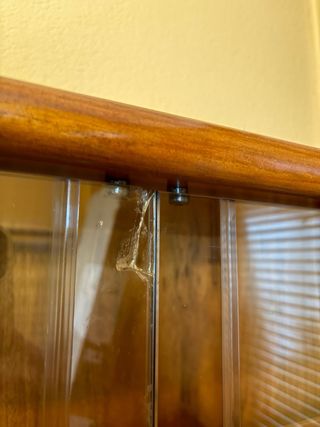 Vitrina de madera con iluminación