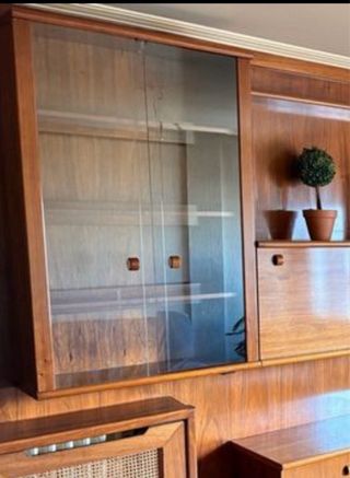 Vitrina de madera con iluminación