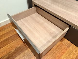 Dormitorio completo con cama canapé y muebles.