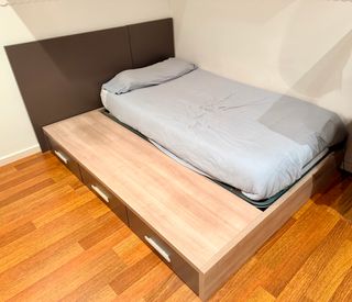 Dormitorio completo con cama canapé y muebles.