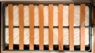 Dormitorio completo con cama canapé y muebles.