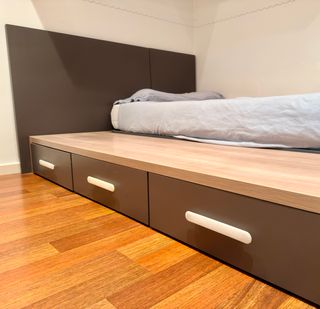 Dormitorio completo con cama canapé y muebles.