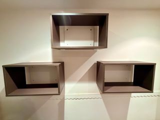 Dormitorio completo con cama canapé y muebles.