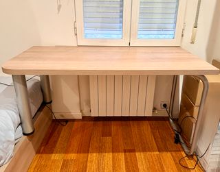 Dormitorio completo con cama canapé y muebles.