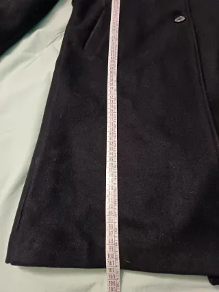 Cappotto nero con maniche a sbuffo