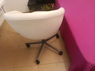 Silla de escritorio blanca giratoria.