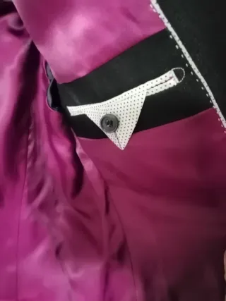 Traje de chaqueta hombre negro con forro morado