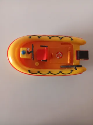 Barco de juguete amarillo y rojo