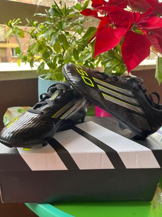 Botas de fútbol Adidas niño negras y amarillas 33