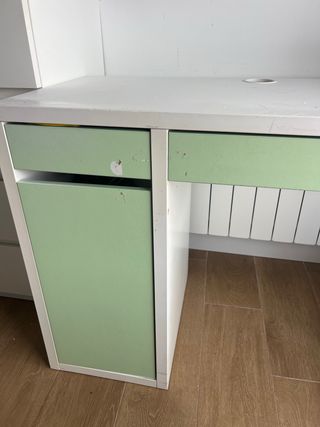 Escritorio blanco y verde