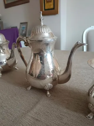 Juego de café de metal plateado