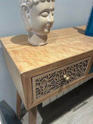 Aparador de entrada de madera y ratán