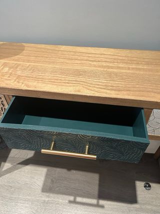 Aparador de entrada de madera y ratán