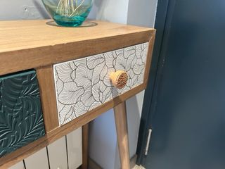 Aparador de entrada de madera y ratán