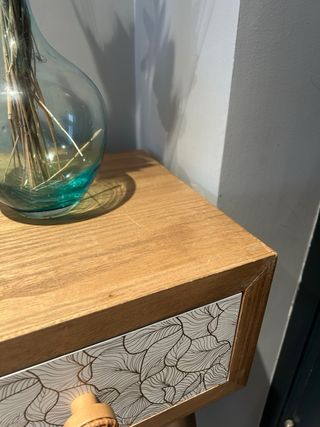 Aparador de entrada de madera y ratán