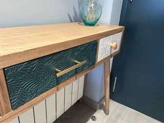 Aparador de entrada de madera y ratán