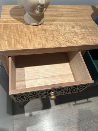 Aparador de entrada de madera y ratán