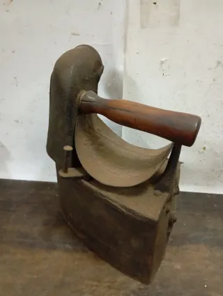 LIQUIDACIÓN 2026 Plancha antigua de hierro