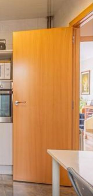 Puerta de madera maciza