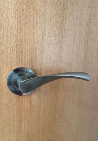 Puerta de madera maciza