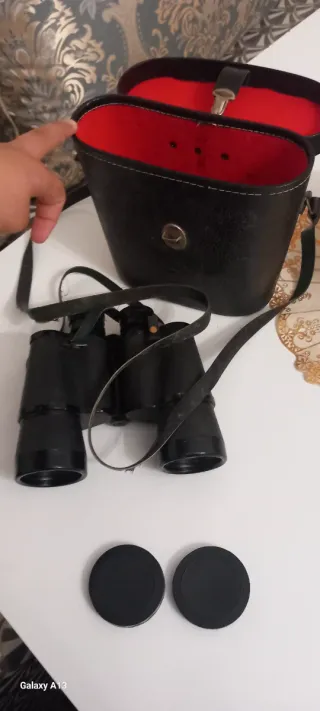 Prismáticos negros con funda