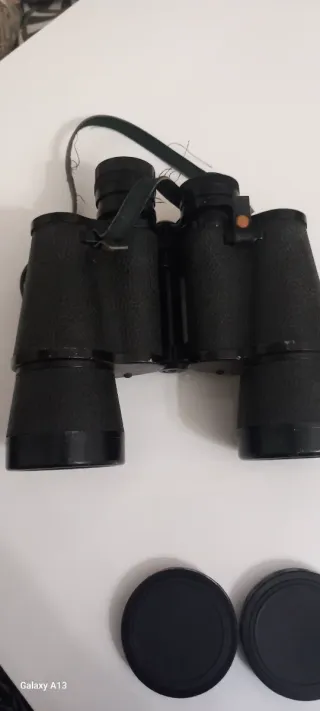 Prismáticos negros con funda