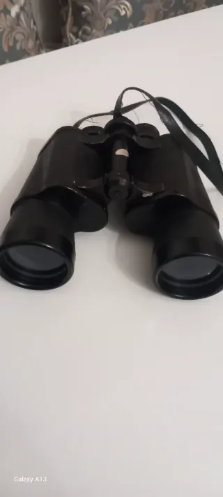 Prismáticos negros con funda