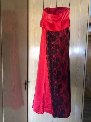Vestido rojo con encaje negro