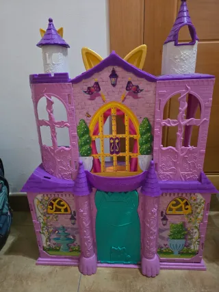 Castillo de muñecas y atracciones