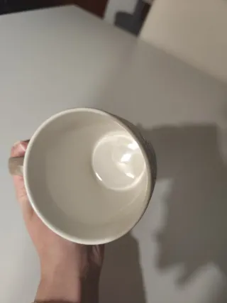 Taza de cerámica tallada beige