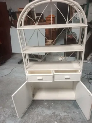 Estantería de ratán blanca con arco
