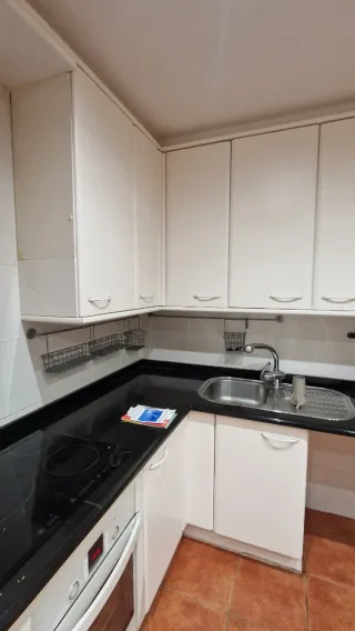 Muebles de Cocina Madera Blanca y mármol negro.