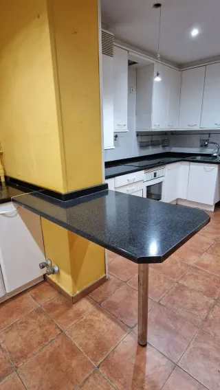 Muebles de Cocina Madera Blanca y mármol negro.